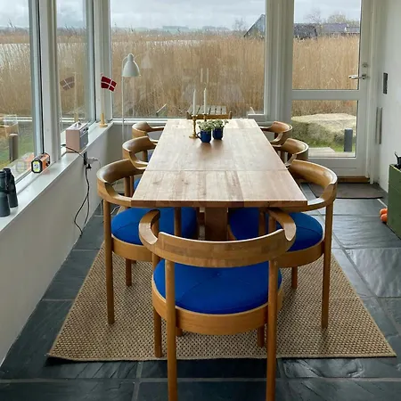 Hébergement de vacances Cozy Summer House With Fjord Views *